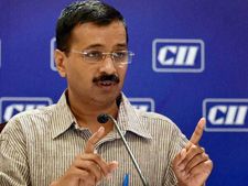 Kejriwal urges voters to accept cash, Cong seeks apology