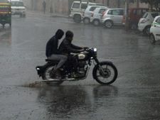 Rains, hail bring down mercury in Uttar Pradesh