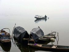 Srinagar receives season's first snowfall as cold wave grips valley