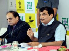 Nagpur- Nitin Gadkari's car gheraoed, slogans shouted