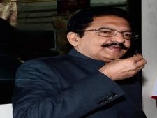 Sasikala awaits swearing-in; TN guv says sorry, can’t come