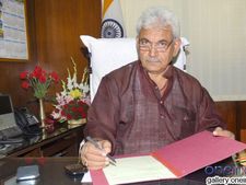 Front-runner to UP CM's post Manoj Sinha offers prayers