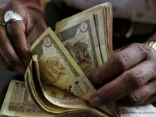 Three held for trying to exchange demonitised notes