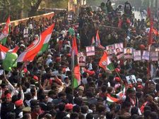 Stones pelted at SP-Congress supporters at Varanasi