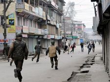 Clashes break out in Srinagar, Pakistan flag raised