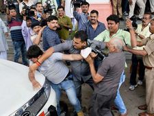 Tejashwi Yadav's security personnel manhandle media persons in Patna