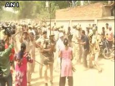 Gurgaon school murder: Police <i>lathicharge</i> to disperse agitating parents