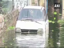 Heavy rains lash Hyderabad; throws normal life out of gear