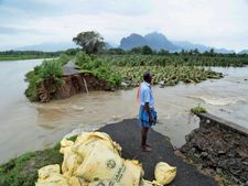 Gujarat:  Cyclone Ockhi is expected to cross Surat by midnight, says IMD