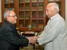 Pranab bonds with Bhagwat at Nagpur ahead of RSS address