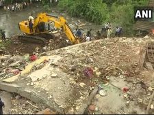 5 injured in building collapse in Pune