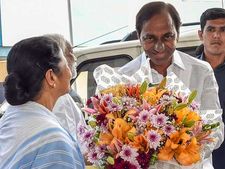 Non-Congress non-BJP third front: KCR meets Mamata Banerjee in Kolkata