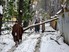 'Chillai-Kalan' sets in, Kashmir turns scenic in the backdrop of snow clad mountains