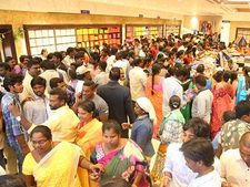 Hyderabad: Stampede-like situation at CMR shopping mall over sarees for Rs 10 