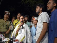 Mamata holds march as blamegame over desecration of Vidyasagar's statue spills onto streets, 