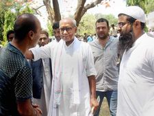 What were police personnel doing with saffron head scarves at Digvijaya’s road show