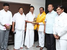 Federal front gathers steam as KCR meets Stalin at his residence
