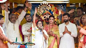 Nusrat Jahan, Mamata Banerjee flag off ISKCON’s Kolkata rathyatra