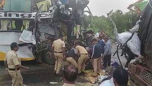 6 dead, around 12 injured after a Karnataka bus rams into a truck near Satara