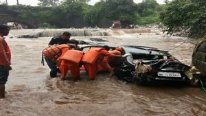 11 killed due to heavy rains in Pune; Collector declares holiday for schools, colleges