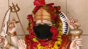 Pollution crisis: Now, Gods in Varanasi temples wear anti-pollution mask to aviod toxic air