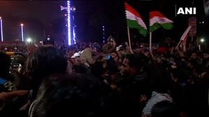 Left students protest against Mamata for meeting PM Modi 