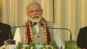 Modi offers prayers at Jangamwadi Math in Varanasi