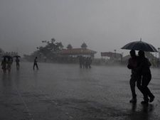 Heavy rains lash Kolkata, parts of south Bengal