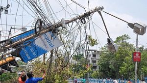 Cyclone Amphan: Kolkata residents continue to stage protest to restore power, water supply