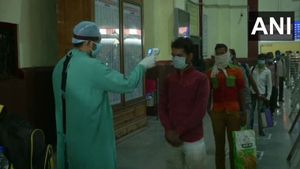Coronavirus lockdown: Over 800 UP migrant labourers reach Lucknow in a special train from Nashik