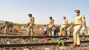 Aurangabad train accident: Survivors raised alarm, but in vain