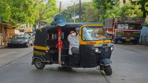 In Pune, auto driver uses money saved for wedding to feed migrants