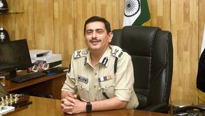 Kolkata Police Commissioner Anuj Sharma tests COVID positive