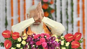 PM Modi arrives in Varanasi; Lauds Kashi's fight against coronavirus 