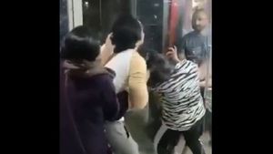    Bhopal: Viral video shows angry wife thrashing husband's alleged girlfriend in gym