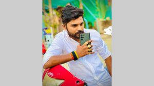 Social Worker-Politician rahulborole Is Working Day & Night To Help The Needy With Food, Masks & Water