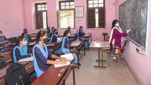 TN government's monthly scholarship to girl students 