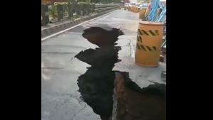 Normal Traffic movement restored after part of Greater Noida Expressway caves in | VIDEO