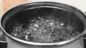 Woman pours hot water on husband’s genitals suspecting an affair