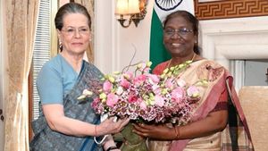 Sonia Gandhi meets President Draupadi Murmi