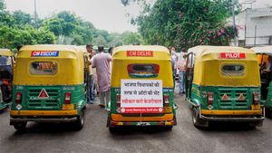 After a tiff with Gujarat cops, Kejriwal gets 5 autos as 'gift' from BJP