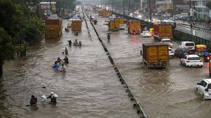 Traffic crawls as rainfall lashes Gurugram [Watch videos]