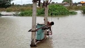 Lineman braves floodwaters to help villagers, wins hearts | VIDEO