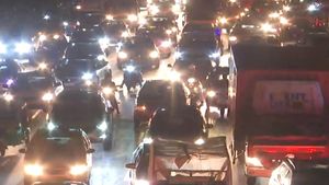 Long traffic snarls in various parts of Bengaluru amid heavy rainfall