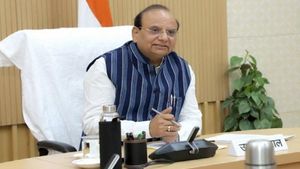 Delhi: LG asks Delhi govt to release 'pending' Rs 383 crore to MCDs