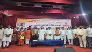 Union Minister unveils postal cover of Sardar Sarvai Papanna Goud