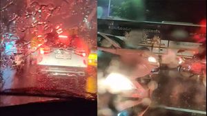 Heavy rainfall causes traffic snarls in parts of Bengaluru