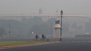 Delhi wakes up to pleasant weather, 'moderate' air pollution