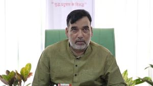'Pollution not a state problem': As Delhi chokes, AAP leader passes the buck to Centre