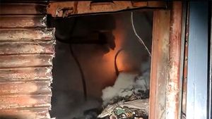 Major fire at a cloth godown in Mumbai's Kurla, 8 fire tenders rushed